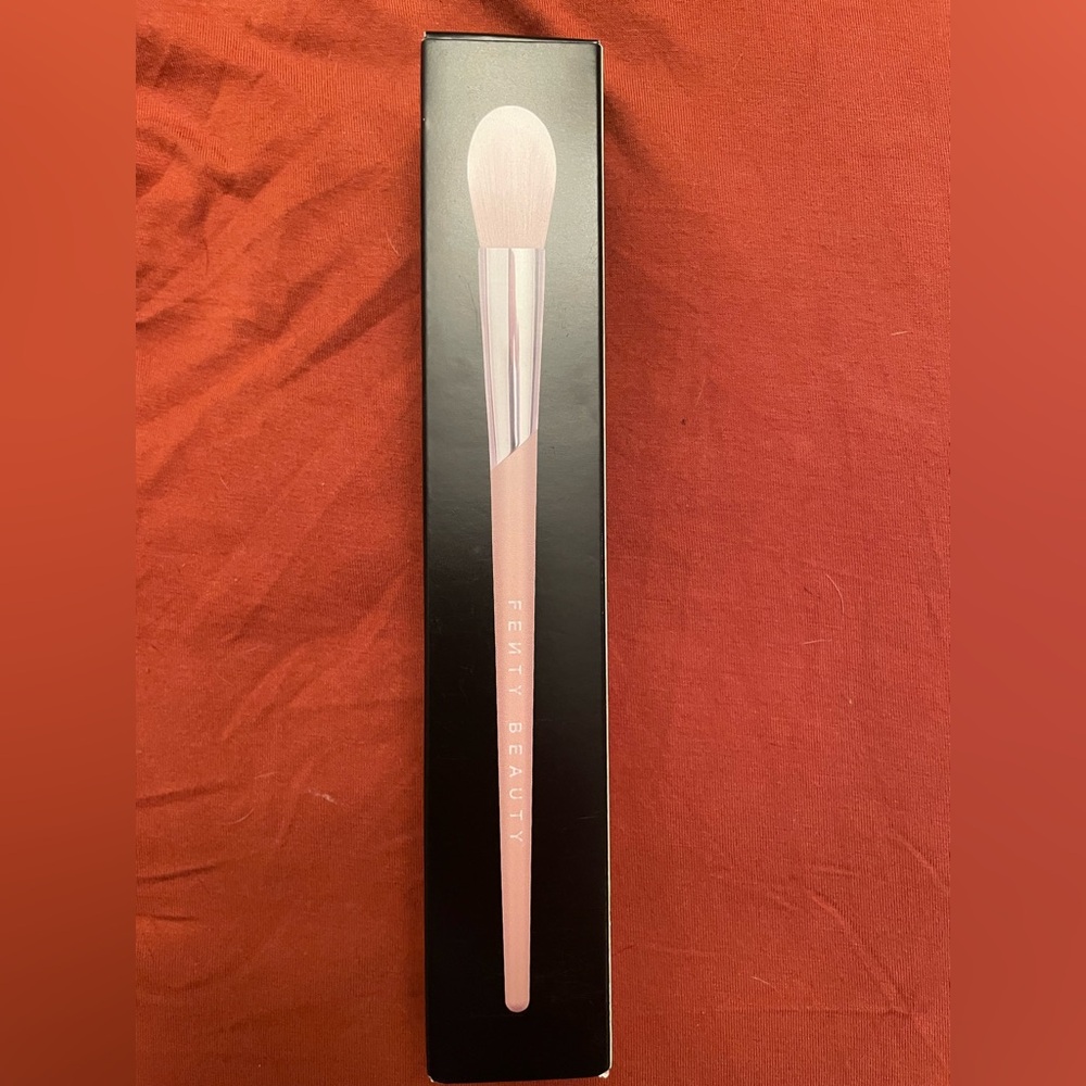 Fenty Beauty Precision Highlighter Brush
